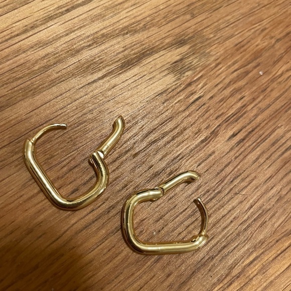 Faux gold small rectangle earrings - Picture 4 of 5